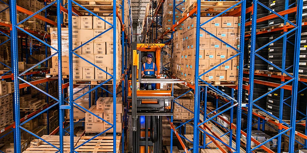 Como contratar um operador logístico para suas vendas online? como contratar um operador logistico para suas vendas online Interna 03 armazem moderno