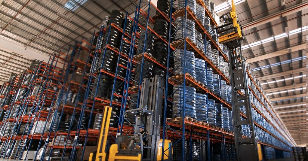 Nova empilhadeira trilateral traz agilidade e alta tecnologia para filial do TECADI Nova empilhadeira trilateral traz agilidade e alta tecnologia para filial do TECADI