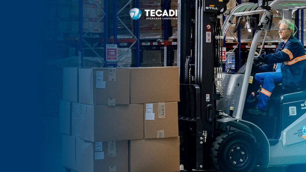 Cross Docking: o que é e como aplicar esse modelo logístico na sua empresa Entenda como o cross docking pode reduzir custos, acelerar entregas e tornar sua operação mais eficiente.